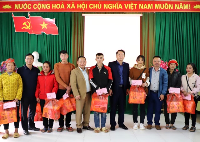 HỘI ĐỒNG DÂN TỘC CỦA QUỐC HỘI THĂM, TẶNG QUÀ HỘ NGHÈO, CẬN NGHÈO VÀ NGƯỜI CÓ HOÀN CẢNH KHÓ KHĂN TẠI HÀ GIANG